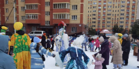 На нескольких улицах Фрязина прошли новогодние представления - Regions.Ru