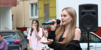 Во дворах на улицах Горького и Нахимова соседи исполнили свои любимые песни - Regions.Ru